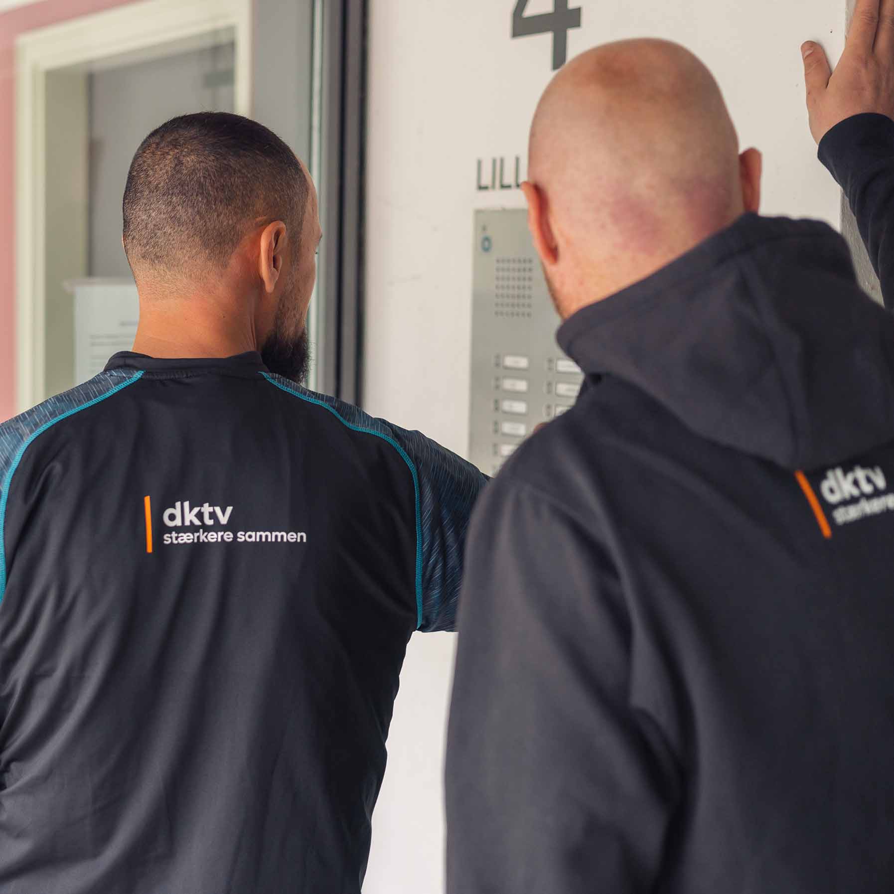 Teknikere I Boligforening Tester Dørtelefon