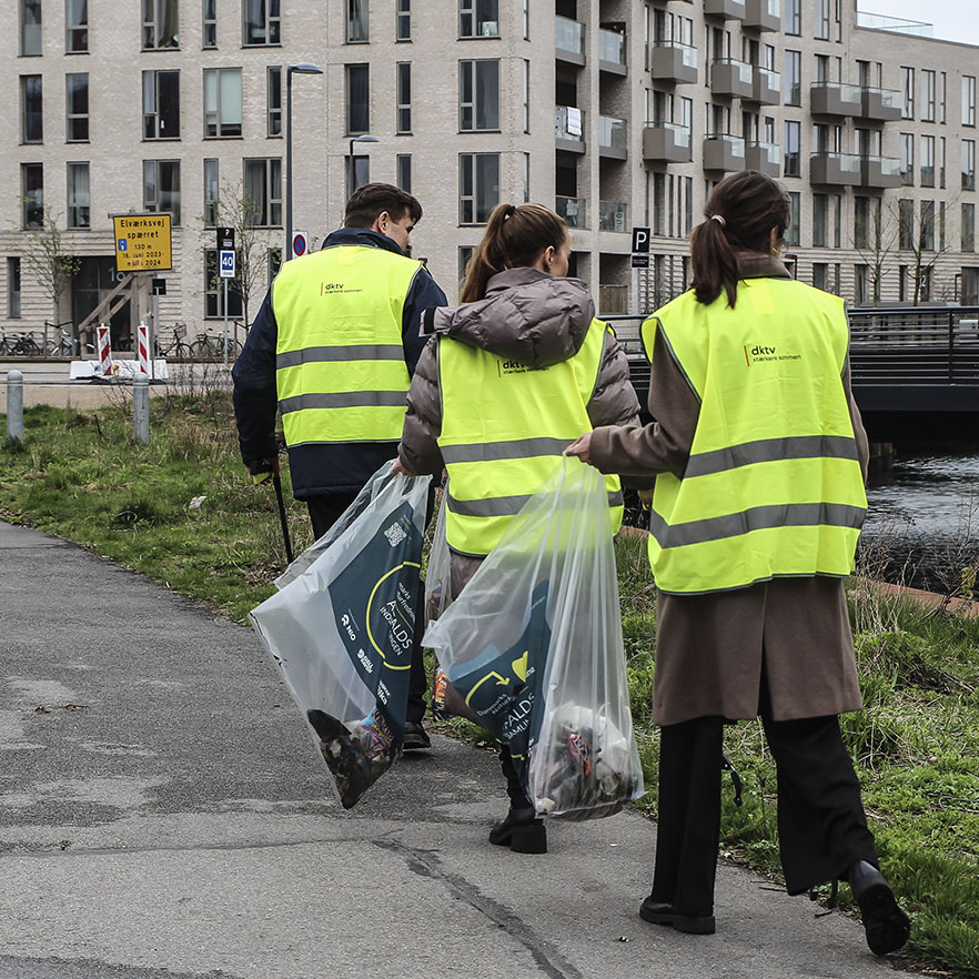 DKTV Medarbejdere Samler Affald