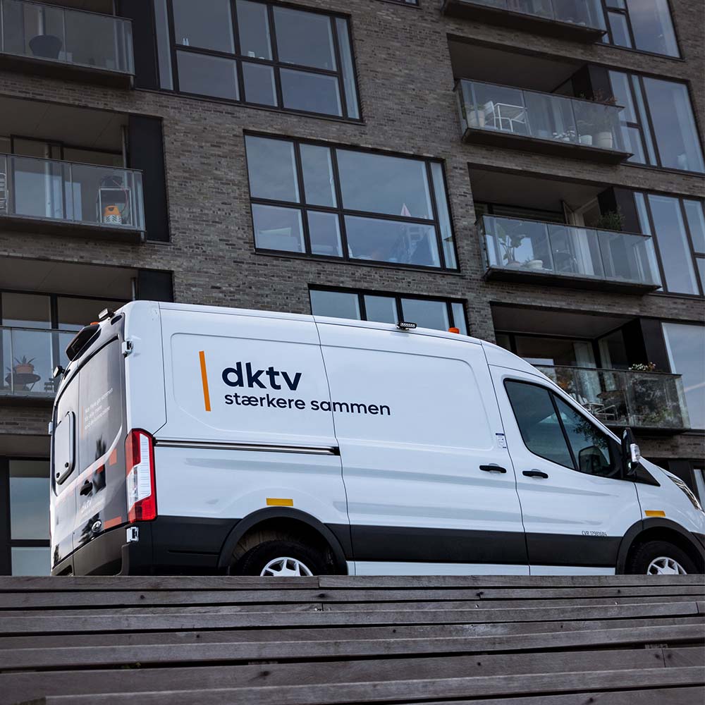 Teknikerbil Foran Boliger I København