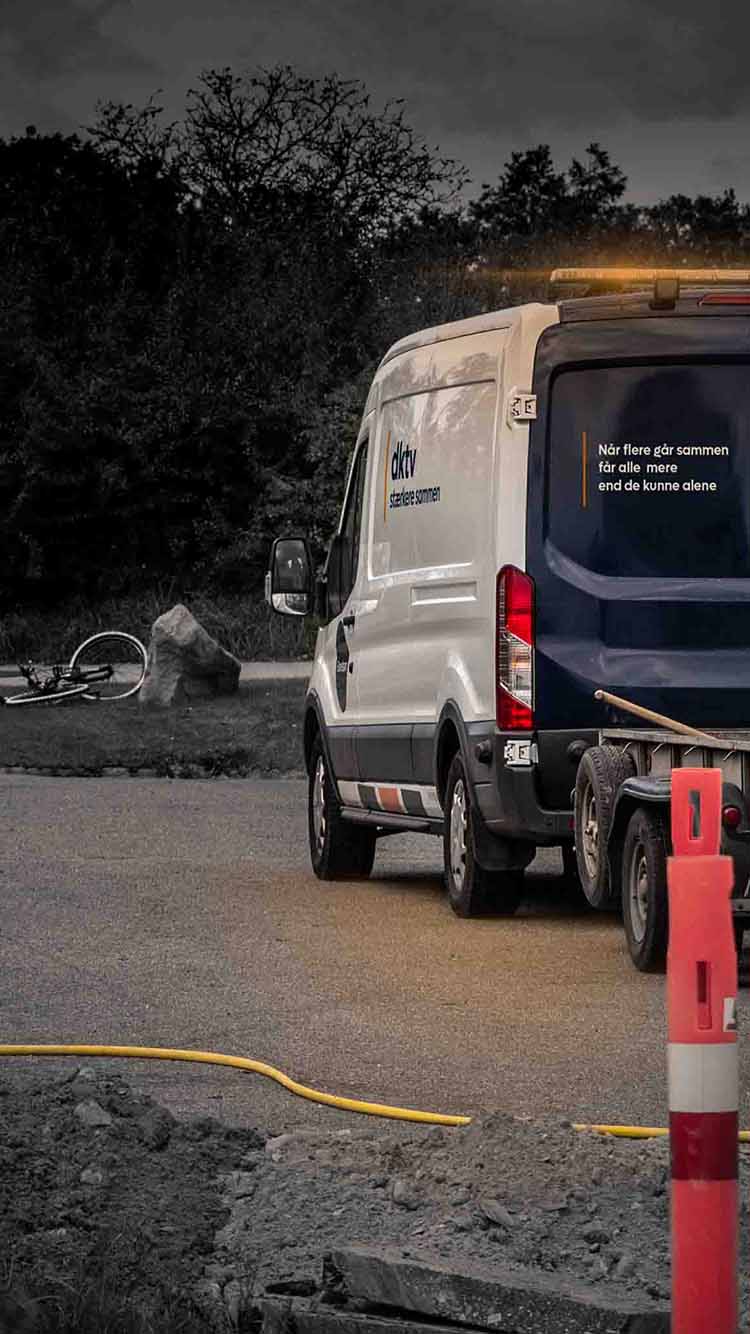 Dktv Biler I Arbejde Fibergravning Bredbånd Tekniker I Job Mobil