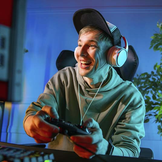 Computer Gamer Med Hurtigt Internet Fra Dktv Mobil