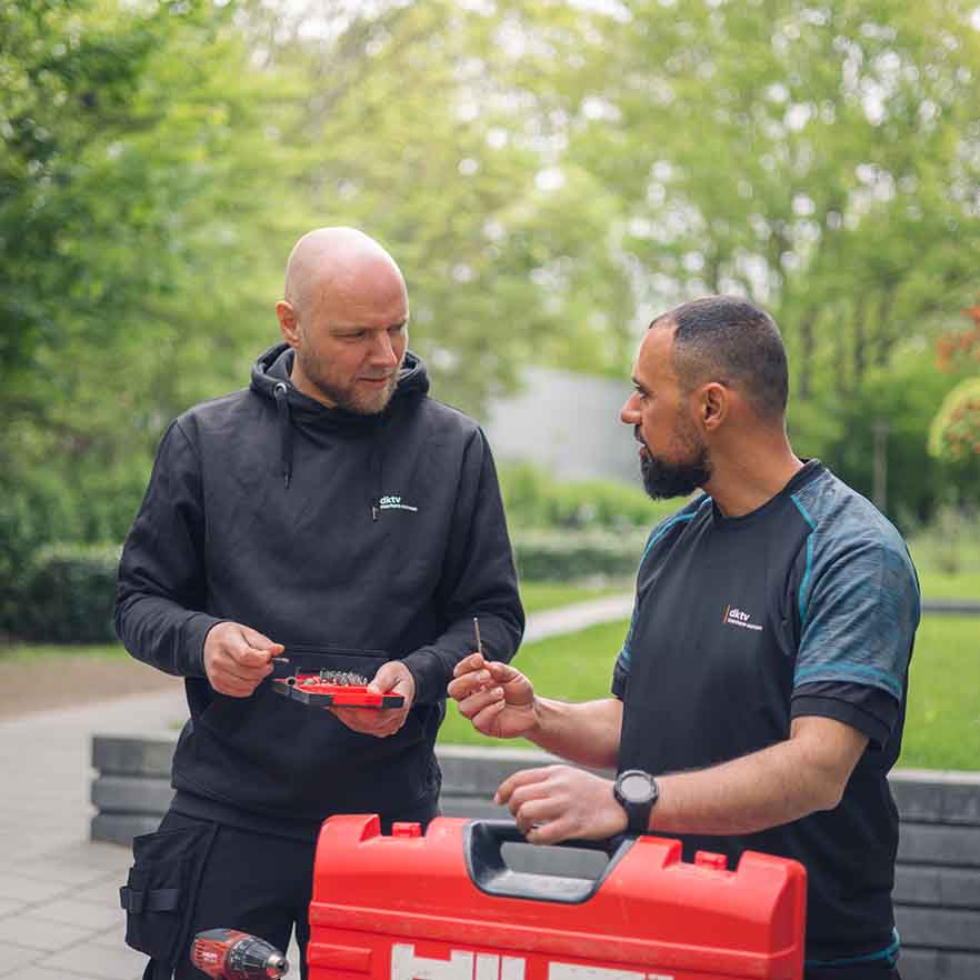 To Dktv Teknikere Med Værktøj