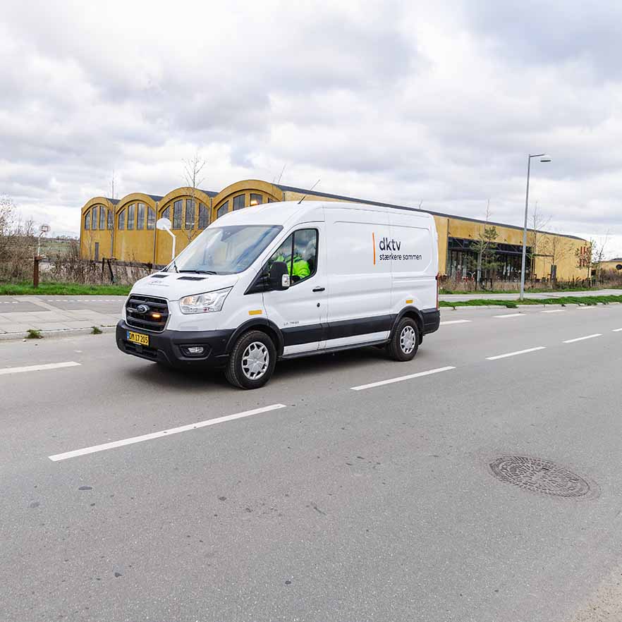 Teknikerbil Kørende På Vejen Installatør Af Bolignet