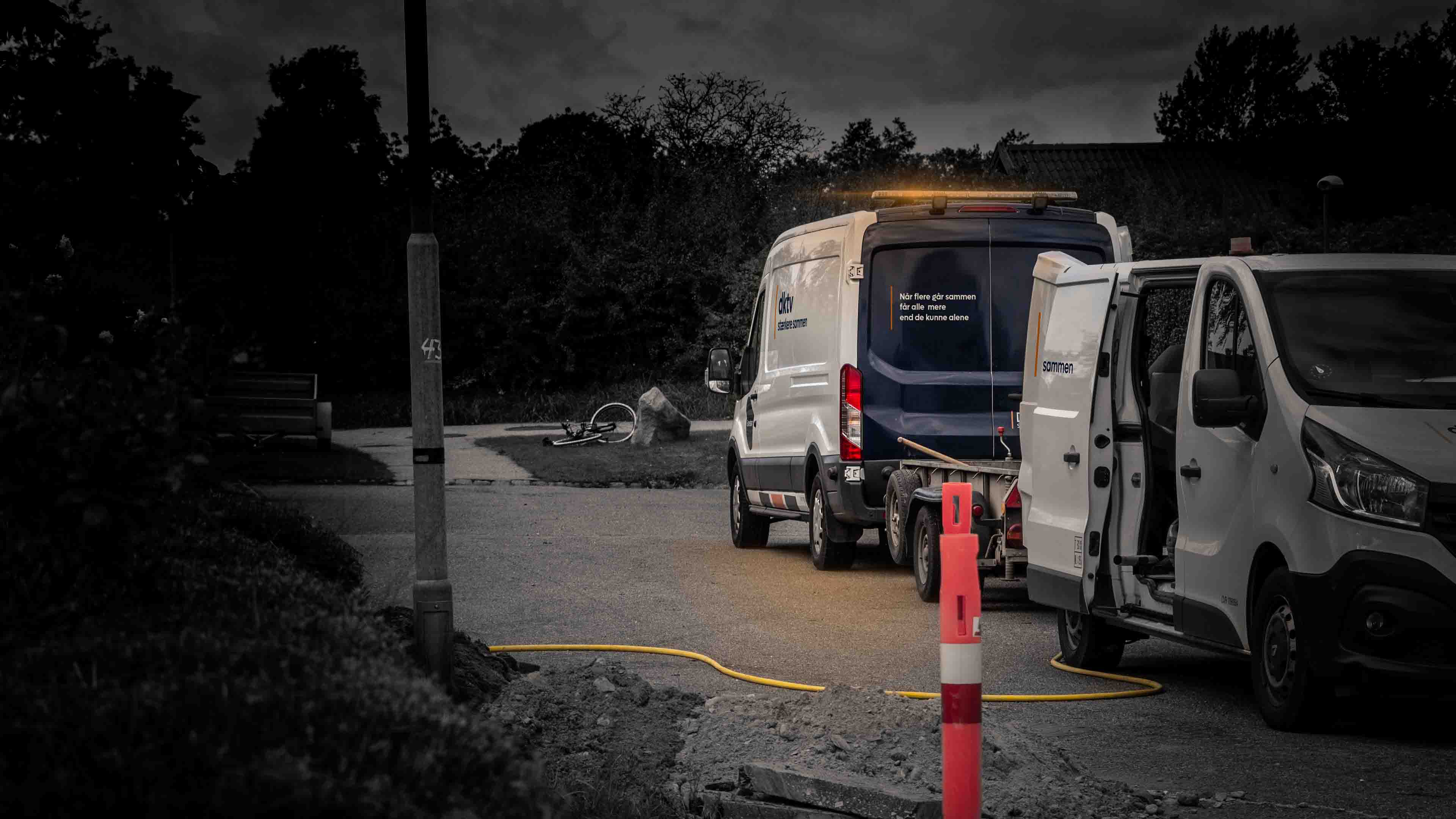 Dktv Biler I Arbejde Fibergravning Bredbånd Tekniker I Job