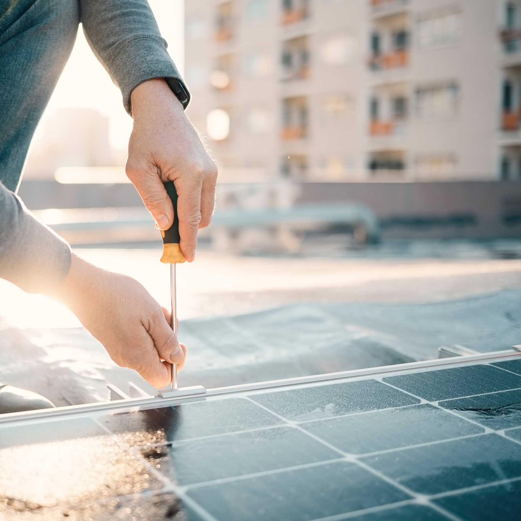 Skruetrækker Montering Solcelle På Tag København