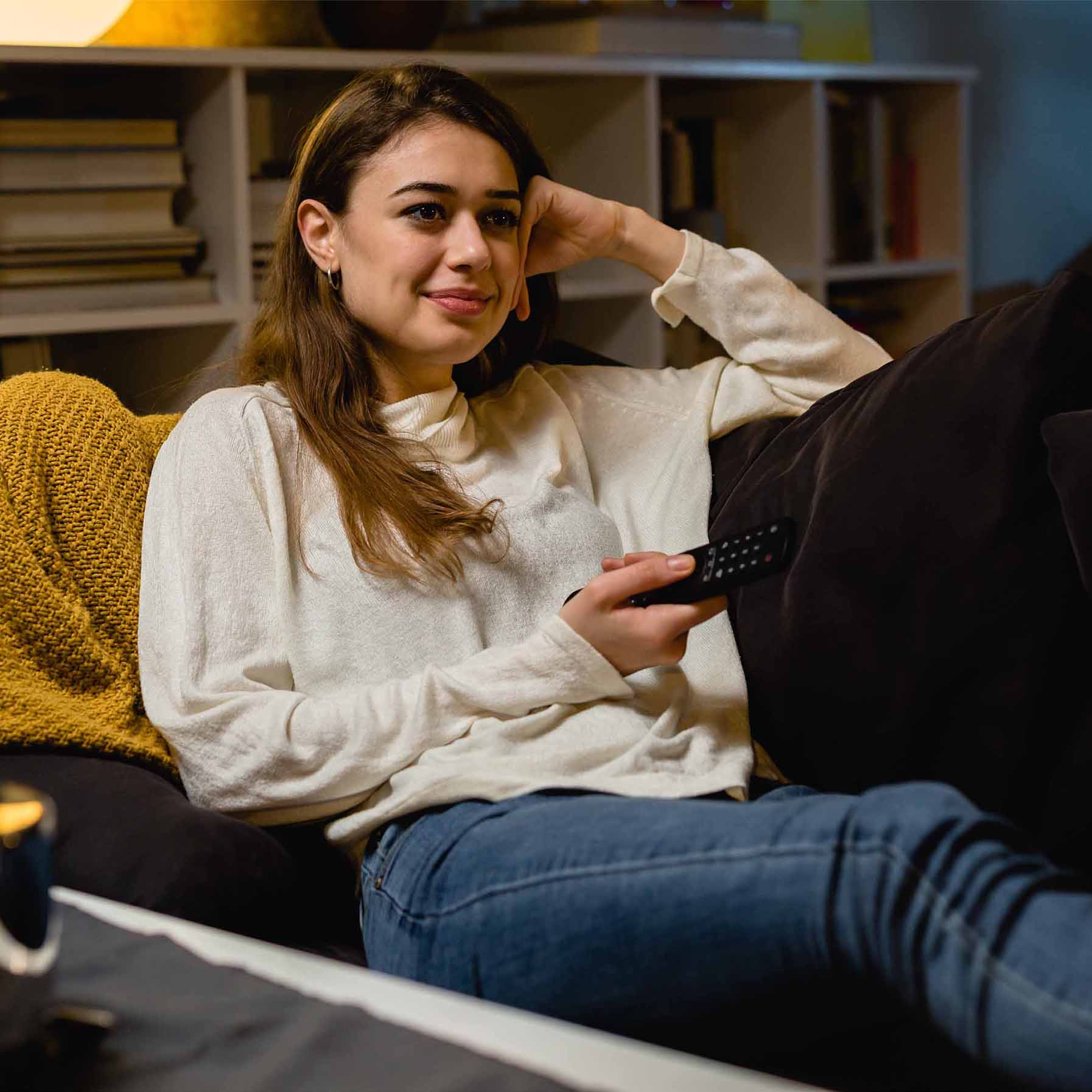 Kvinde Der Sidder I Sfoaen Og Ser Tv Aften